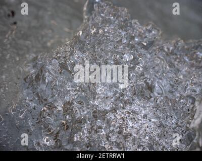 Schmelzende Eisstücke, die auf der Wasseroberfläche fließen. Eisdrift auf dem Fluss. Problem der globalen Erwärmung. Stockfoto