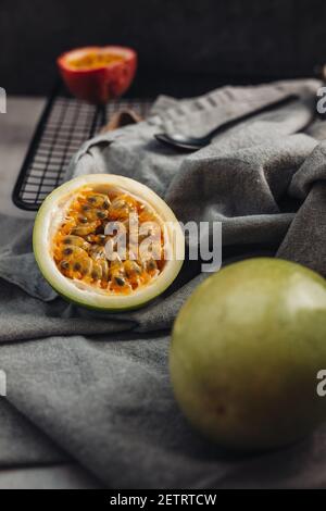 Frische und saftige rohe Maracuja-Früchte auf dem Tisch Stockfoto