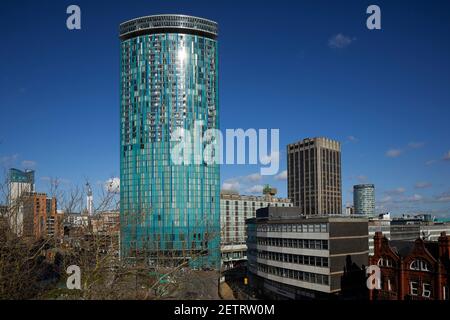 Das Radisson Blu Hotel ist ein modernes Hochhaus im Stadtzentrum von Birmingham Hotel mit Glasfassade Stockfoto