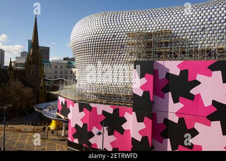 Birmingham Stadtzentrum Wahrzeichen ikonischen Selfridges Gebäude umhüllt kühnen Blickfang Rosa schwarz wickeln, während das ursprüngliche Design gereinigt wird neu lackiert Stockfoto