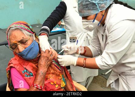 Beawar, Rajasthan, Indien, 2. März 2021: Eine ältere Frau wird COVID-19-Impfstoff verabreicht, während einer landesweiten Impfbewegung, im staatlichen Krankenhaus in Beawar. Die zweite Phase der Covid-19-Impfkampagne begann für Personen ab 60 Jahren. Der 70-jährige indische Premierminister Narendra Modi erhielt am Montag auch seine erste Dosis Corona-Impfstoff auf dem AIIMS in Neu-Delhi. Kredit: Sumit Saraswat/Alamy Live Nachrichten Stockfoto