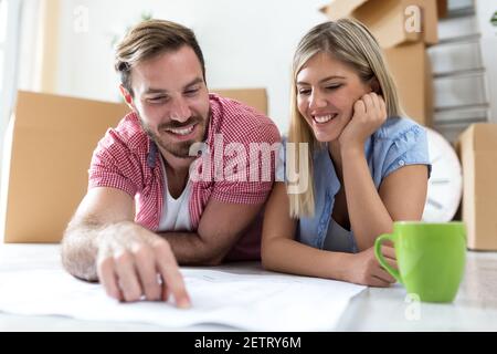 Junge attraktive Paar suchen in Projekt und Planung über dort Neue Wohnung Stockfoto