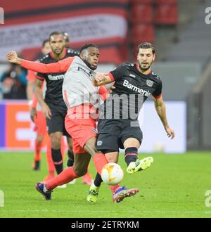 Leverkusen, Deutschland. Februar 2021, 25th. Aleksandar DRAGOVIC r. (LEV) in Duellen gegen Jordan SIEBATCHEU (Bern), Action, Fußball Europa League, Runde 16 Rückspiel, Bayer 04 Leverkusen (LEV) - Junge Jungen Bern 0: 2, am 02.25.2021 in Leverkusen/Deutschland. â Nutzung weltweit Credit: dpa/Alamy Live News Stockfoto