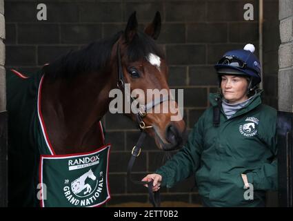 Datei Foto vom 27-11-2019 von zwei Mal Grand National Gewinner Tiger Roll mit Bräutigam Louise Magee. Ausgabedatum: Dienstag, 2. März 2021. Stockfoto