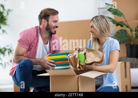 Junges Paar Auspacken Dinge in neue Heimat nach Umzug Stockfoto