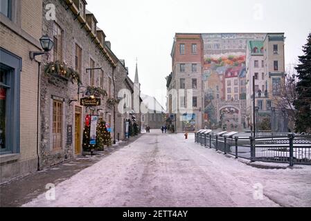 Wintertag im Viertel Petit Champlain in Quebec City, Kanada. Touristen schlendern durch die Straßen der Nachbarschaft Stockfoto