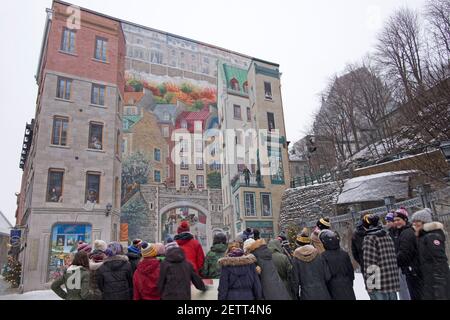 Wintertag im Viertel Petit Champlain in Quebec City, Kanada. Touristen schlendern durch die Straßen der Nachbarschaft Stockfoto