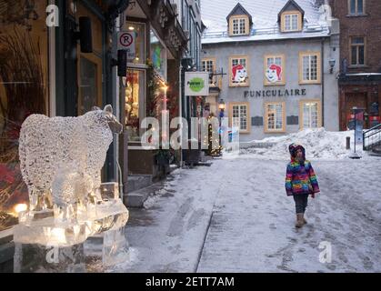 Wintertag im Viertel Petit Champlain in Quebec City, Kanada. Touristen schlendern durch die Straßen der Nachbarschaft Stockfoto