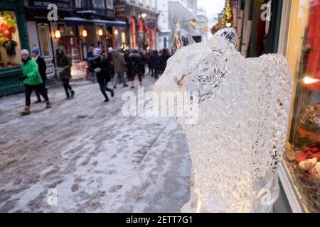 Wintertag im Viertel Petit Champlain in Quebec City, Kanada. Touristen schlendern durch die Straßen der Nachbarschaft Stockfoto