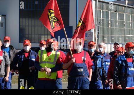 Aue, Deutschland. März 2021, 02nd. Teilnehmer eines Warnstreiks der IG Metall versammeln sich vor dem Metallwerk Auerhammer. Die Mitarbeiter fordern vier Prozent mehr Lohn. Quelle: Sebastian Willnow/dpa-Zentralbild/dpa/Alamy Live News Stockfoto