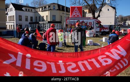 Aue, Deutschland. März 2021, 02nd. Teilnehmer eines Warnstreiks der IG Metall versammeln sich vor dem Metallwerk Auerhammer. Die Mitarbeiter fordern vier Prozent mehr Lohn. Quelle: Sebastian Willnow/dpa-Zentralbild/dpa/Alamy Live News Stockfoto