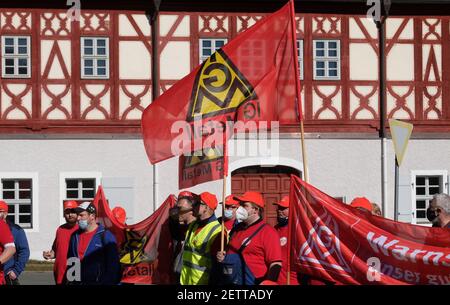 Aue, Deutschland. März 2021, 02nd. Die Teilnehmer eines Warnstreiks der IG Metall versammeln sich vor dem Herrenhaus Auerhammer. Die Mitarbeiter fordern vier Prozent mehr Lohn. Quelle: Sebastian Willnow/dpa-Zentralbild/dpa/Alamy Live News Stockfoto