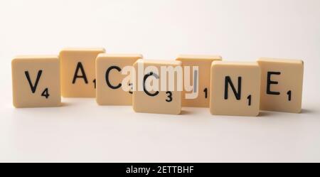 Coronavirus Pandemie themed scrabble Spiel Wort Fliesen auf einem weißen Hintergrund Stockfoto