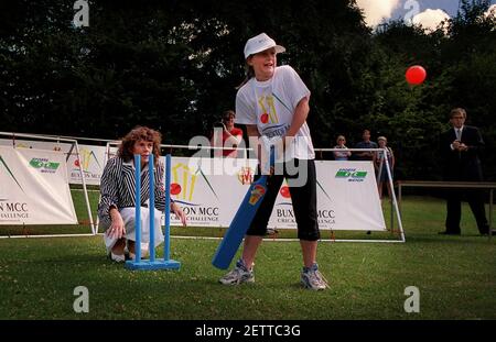 KATE HOEY MP NEUE SPORTMINISTERIN AUD 1999JOINS IN EINEM SPIEL KWIK CRICKET AN CRESTWOOD COMMUNITY SCHOOL IN EASTLEIGH, HANTS Stockfoto