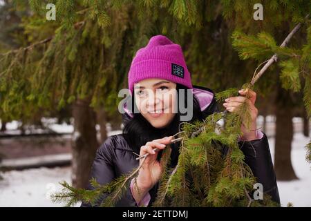 Junge schöne Mädchen lächelt im Freien im Herbst Stockfoto