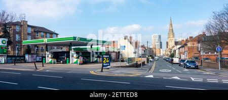 Die BP-Tankstelle an der London Road in Reading, Großbritannien mit einem kleinen Londoner Convenience-Shop. Stockfoto