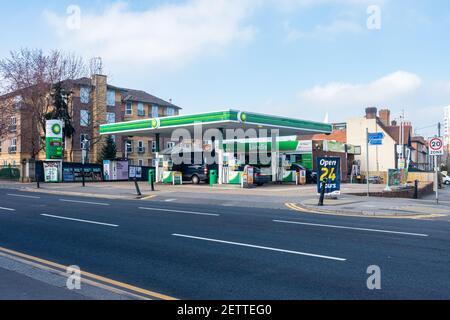 Die BP-Tankstelle an der London Road in Reading, Großbritannien mit einem kleinen Londoner Convenience-Shop. Stockfoto