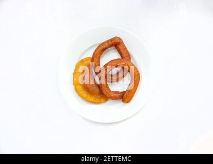 Traditionelle türkische Ring süße Dessert Halka Tatli. Gebratene runde Desserts. Arabischer Ramadan Kareem süße Desserts auf Holztisch. Türkisch oder arabisch des Stockfoto