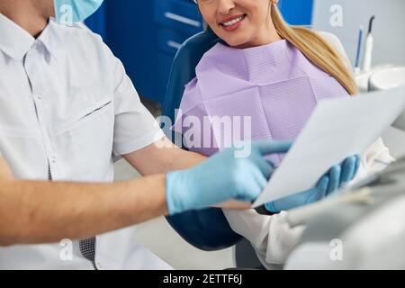 Zahnarztpraxis zeigt Röntgenergebnisse für weibliche Patienten Stockfoto