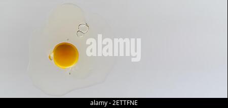 Gesprungene Hühnereier auf transparenter Oberfläche. Stockfoto
