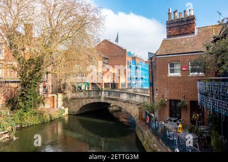 High Bridge Brücke überspannt den Fluss Kennet, Teil des Kennet und Avon Kanal in Reading Stadtzentrum mit Büro und Gebäuden darüber hinaus. Stockfoto