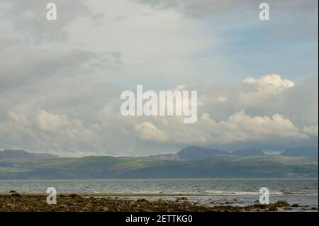 Blick über BAE Ceredigion in Richtung Harlech und den Hügeln von Snowdonia vom Strand bei Llanystumdwy Criccieth Stockfoto