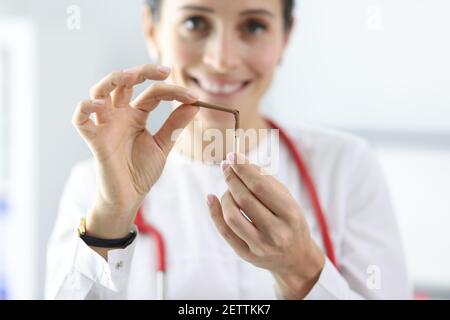 Ärztin hält zerbrochene Zigarette in der Klinik Nahaufnahme Stockfoto