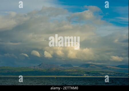 Blick über BAE Ceredigion in Richtung Harlech und den Hügeln von Snowdonia vom Strand bei Llanystumdwy Criccieth Stockfoto