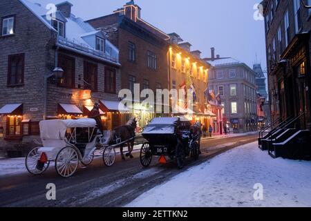 Wintertag im Viertel Petit Champlain in Quebec City, Kanada. Touristen schlendern durch die Straßen der Nachbarschaft Stockfoto