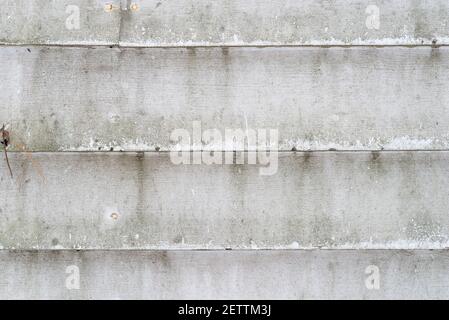 Altes, schimmelig bemaltes Holz mit Klapptafel an einem Haus in der Nähe. Stockfoto