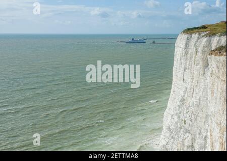 Blick auf dover von der Spitze der weißen Klippen Von Dover und Dover Hafen von Fan Bay Stockfoto