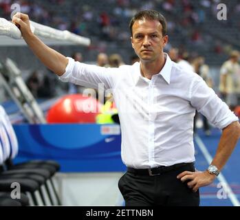 Berlin, Deutschland. 26th Aug, 2011. firo Fußball, Fußball, 26,08.2011, 1st Bundesliga, Saison 2011/2012 Hertha BSC Berlin - VfB Stuttgart, 1: 0 Sportdirektor Fredi Bobic, Halbfigur, Enttäuschung, Enttäuschung Quelle: dpa/Alamy Live News Stockfoto