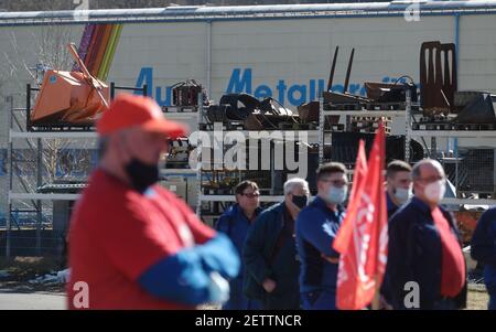 Aue, Deutschland. März 2021, 02nd. Teilnehmer eines Warnstreiks der IG Metall versammeln sich vor dem Metallwerk Auerhammer. Die Mitarbeiter fordern vier Prozent mehr Lohn. Quelle: Sebastian Willnow/dpa-Zentralbild/dpa/Alamy Live News Stockfoto