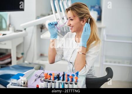 Glücklicher Arzt setzen zurück Kunststoff Gesichtsschutz Stockfoto