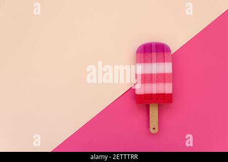 Duschschwamm als Eiscreme-Stick Form auf rosa Pastell Hintergrund. Draufsicht. Flach liegend Stockfoto