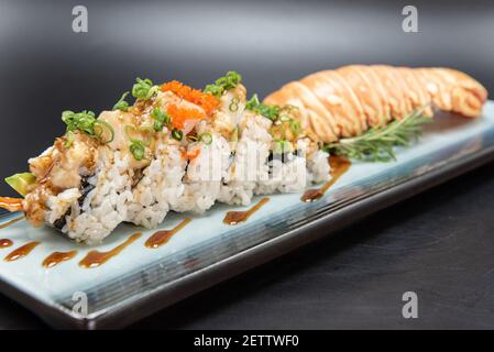 Hummer Sushi Rolle mit schöner Präsentation auf dem Teller einschließlich der Schale. Stockfoto