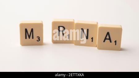 Coronavirus Pandemie themed scrabble Spiel Wort Fliesen auf einem weißen Hintergrund Stockfoto