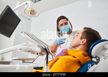 Stomatologe in den Prozess der Umsetzung Mundöffner Stockfoto