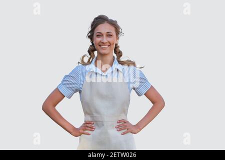 Frau gekleidet Schürze weißen Hintergrund kaukasischen mittleren Alters weibliche Unternehmen Besitzer in Uniform Glückliche eine Person lächelnd Zeit zu werben Kleinunternehmen Stockfoto