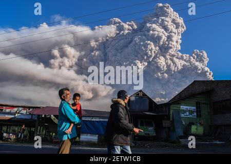 Nord-Sumatra. März 2021, 2nd. Das Foto vom 2. März 2021 zeigt vulkanische Materialien, die vom Berg Sinabung in Karo, Nord-Sumatra, Indonesien, ausgespuckt werden. Der Berg Sinabung auf der indonesischen Insel Sumatra brach am Dienstag aus und spuckte Aschewolken bis zu 5.000 Meter in den Himmel. Es gab keine Berichte über Verletzte oder Schäden. Kredit: Sarianto Sembriing/Xinhua/Alamy Live Nachrichten Stockfoto