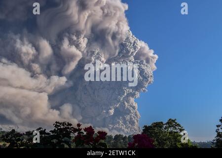 Nord-Sumatra. März 2021, 2nd. Das Foto vom 2. März 2021 zeigt vulkanische Materialien, die vom Berg Sinabung in Karo, Nord-Sumatra, Indonesien, ausgespuckt werden. Der Berg Sinabung auf der indonesischen Insel Sumatra brach am Dienstag aus und spuckte Aschewolken bis zu 5.000 Meter in den Himmel. Es gab keine Berichte über Verletzte oder Schäden. Kredit: Sarianto Sembriing/Xinhua/Alamy Live Nachrichten Stockfoto