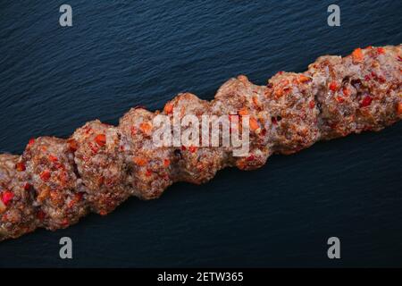 Traditioneller türkischer gegrillter Shishkebab oder Kebap. Köstlicher Adana Kebab auf schwarzem Hintergrund. Stockfoto