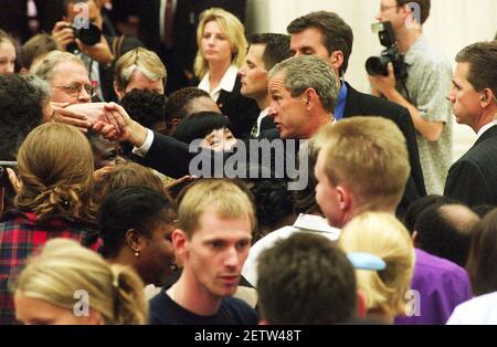 US-Präsident Bush schüttelt sich bei seinem Besuch im British Museum in London am Donnerstag, den 19. Juli 2001, die Hände der Öffentlichkeit. Der Präsident ist in der britischen Hauptstadt zu Besuch und hat später mit der britischen Königin Elizabeth II zu Mittag gegessen und mit Premierminister Tony Blair gesprochen. (AP Photo/Tom Pilston, POOL) Stockfoto