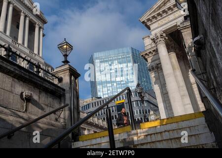 Wenige Tage bevor der Kanzler Rishi Sunak sein Budget abgibt, eine weite Sicht auf die Bank of England (links) und Royal Exchange (rechts) in der City of London, dem Finanzviertel der Hauptstadt, am 1st. März 2021 in London, England. Stockfoto