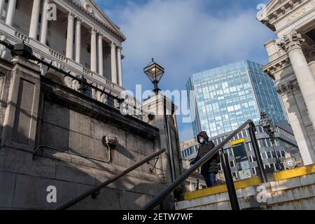 Wenige Tage bevor der Kanzler Rishi Sunak sein Budget abgibt, eine weite Sicht auf die Bank of England (links) und Royal Exchange (rechts) in der City of London, dem Finanzviertel der Hauptstadt, am 1st. März 2021 in London, England. Stockfoto