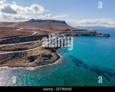 Luftaufnahme von oben durch Drohne der kretischen Landschaft mit Meer. Stockfoto