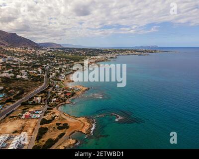 Luftaufnahme von oben durch Drohne der kretischen Landschaft mit Meer. Stockfoto