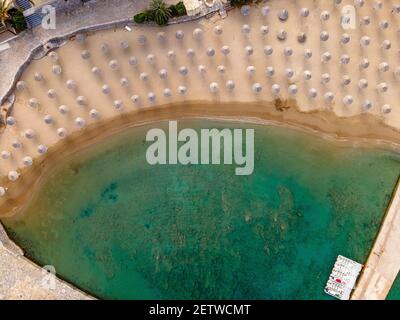 Luftaufnahme von oben durch Drohne des Sandstrandes. Stockfoto
