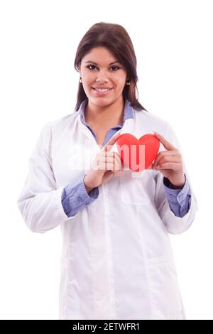 Lächelnde Krankenschwester hält Herz isoliert auf weiß Stockfoto