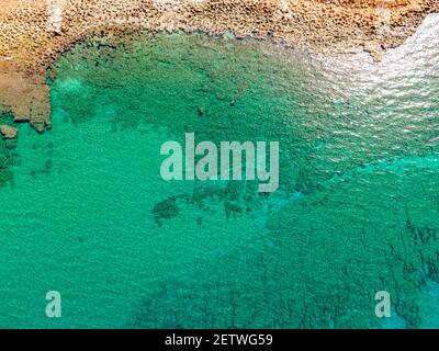 Luftaufnahme von oben durch Drohne des felsigen Strandes. Stockfoto